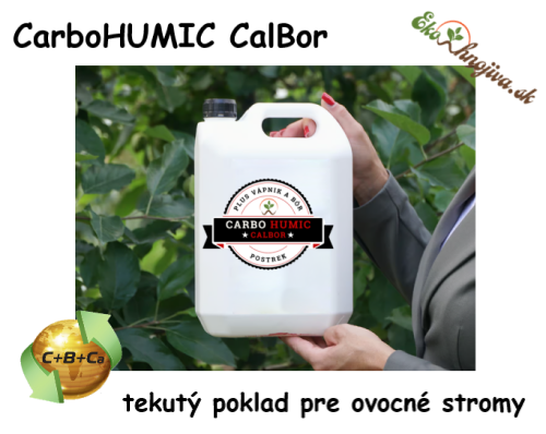 CarboHUMICu CalBor je tekutý poklad pre ovocné stromy -  v rukách v ovocnom sade s logom 