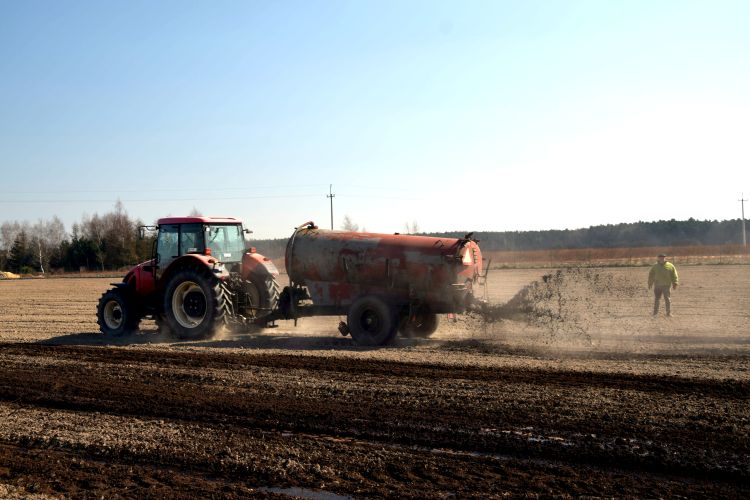CarboHUMIC aplikovaný na pole z cisterny ťahanej traktorom