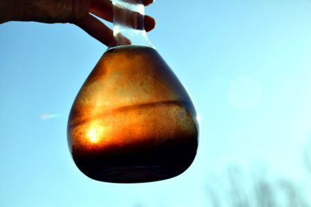 CarboHUMIC roztok vo sklenenej banky s prenikajúcim slnkom