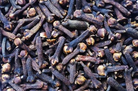 Klinčeky sú jedným z prírodných látok používaných na morenie cesnaku