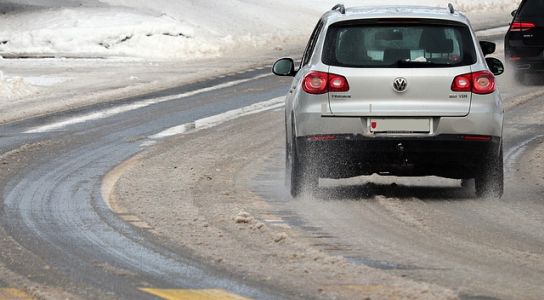 ZeoEkoSyp je ekologický posypový materiál užitočný pre autá jazdiace v zime